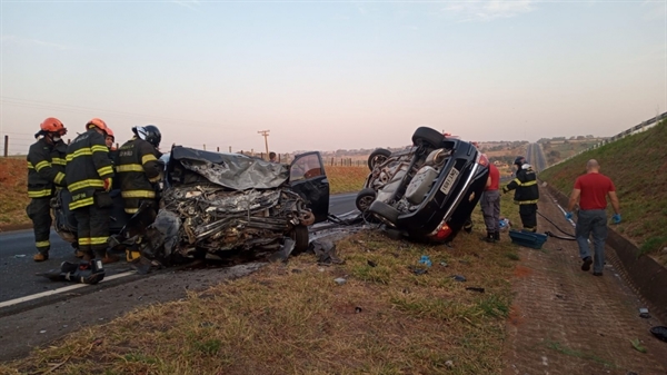 Com a colisão frontal, os dois veículos ficaram destruídos e três pessoas morreram (Foto: Jornal Cidadão)
