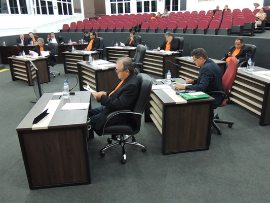 Seis projetos serão votados na sessão desta segunda-feira
