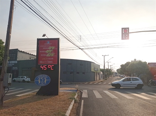 Termômetro da Avenida Antonio Augusto Paes, a conhecida avenida do Lanchopão, marcou 45 graus (Foto: A Cidade)