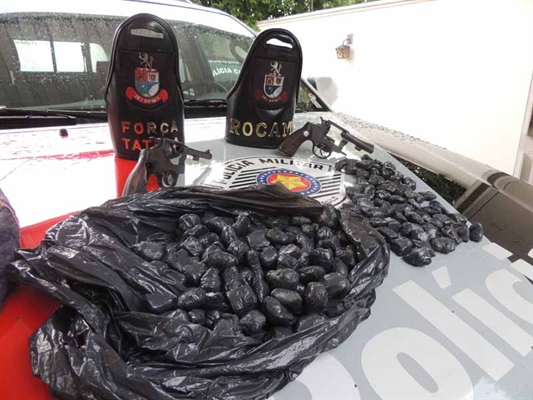 Ação da PM apreende maconha e revólveres