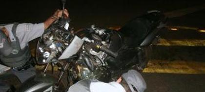 Motociclista se fere em colisão em rotatória