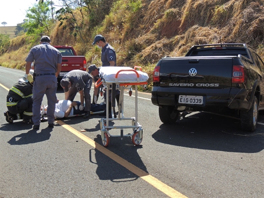 Colisão entre veículos deixa duas pessoas feridas