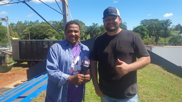 Locutor Nini Maravilha entrevista o prefeito de Pontes Gestal, Marcel Dias Leite, durante a cobertura especial da Cidade FM nas festividades do município (Foto: A Cidade)