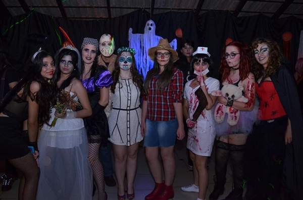 O evento, que já é tradicional na graduação, trouxe para o Centro de Convivência da Cidade Universitária bruxas, monstros, zumbis e diversos outros personagens horripilantes, que assombraram todo o Câmpus com muita criatividade e bom humor