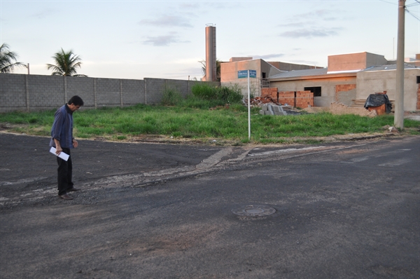 Ruas da Vila Filomena seguem cheias de buracos