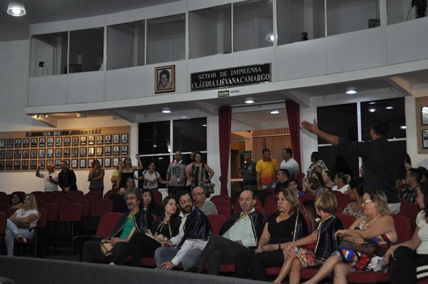 A sessão da Câmara Municipal de Votuporanga foi tumultuada (Foto: Daniel Castro/A Cidade)