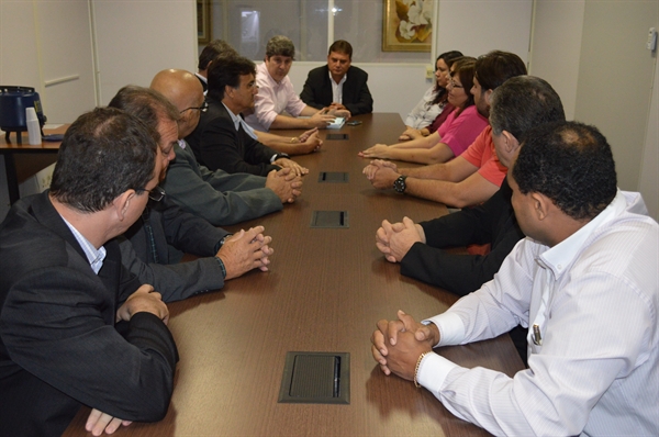 Junior Marão entrega Plano da Educação para a Câmara Municipal