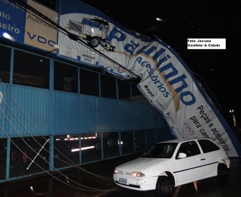 Temporal causa danos e deixa meia cidade sem luz