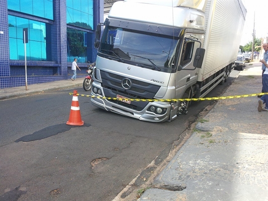 Caminhão tem roda engolida  por asfalto na rua Padre Izidoro