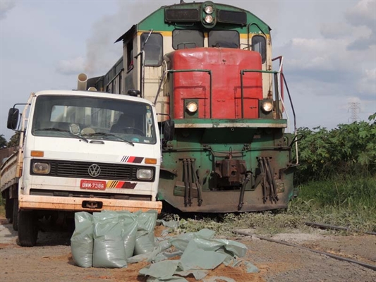 Trem carregado bate em caminhão 