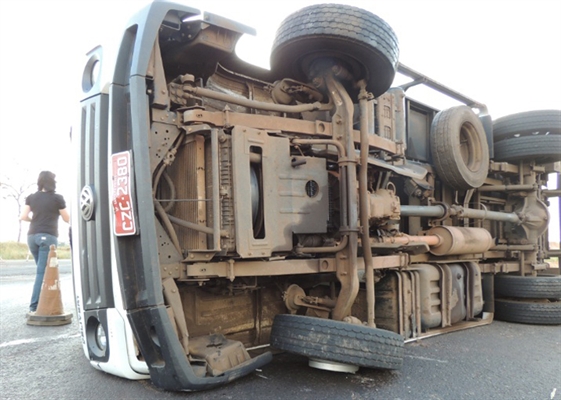 Caminhão bate na traseira de carro e tomba na rodovia SP-320