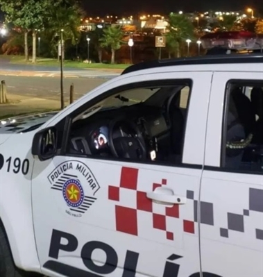 A equipe policial se deslocou rapidamente até o local e flagrou o suspeito pulando o portão da casa com objetos em mãos (Foto: Divulgação/PM)