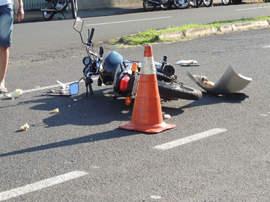 Jovens ficam feridos em acidente de moto e automóvel em avenida