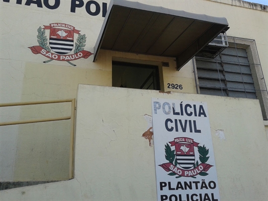 Bandidos com moto furtam R$3 mil de pedestre