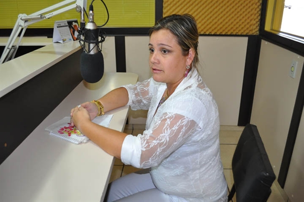 A podóloga Elisângela Andrade, em entrevista na Rádio Cidade