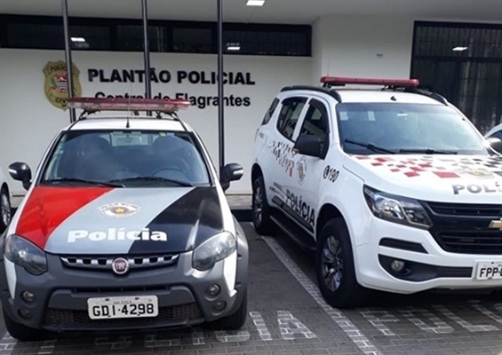 Os policiais constataram que os dois indivíduos eram menores de idade e já conhecidos nos meios policiais (Foto: Polícia Militar)