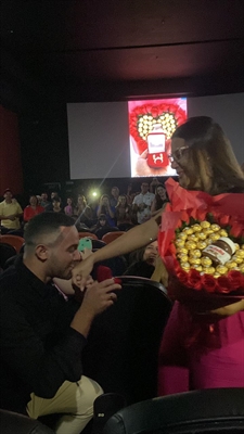 Juan Vinicius da Silva pediu sua namorada, Thainara Lais, durante uma sessão de cinema; ela, é claro, disse sim (Foto: Arquivo pessoal)