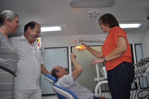 O prefeito João Dado visitou na tarde desta segunda-feira (9) o novo Odonto Móvel (Foto: Daniel Castro/A Cidade)