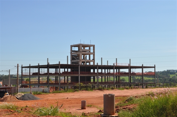 Segundo Dado, ainda não é possível falar sobre datas para a conclusão do novo Paço Municipal (Foto: Gabriele Reginaldo/A Cidade)