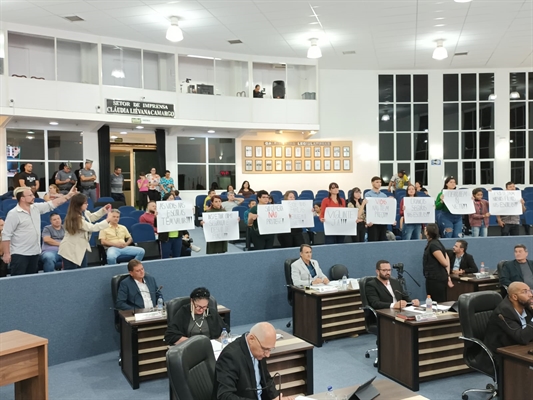 Algumas mães se manifestaram e chegaram a levar cartazes pedindo a derrubada do veto, o que foi acatado pela maioria (Foto: A Cidade)