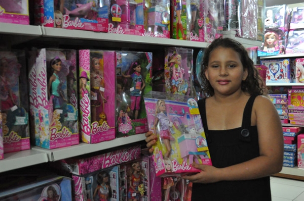 Eduarda, de 8 anos, já garantiu a sua Barbie pelo Dia das Crianças