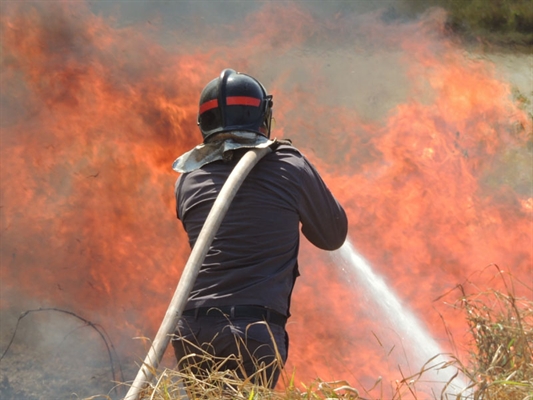 Incêndio invade propriedades e assusta sitiantes