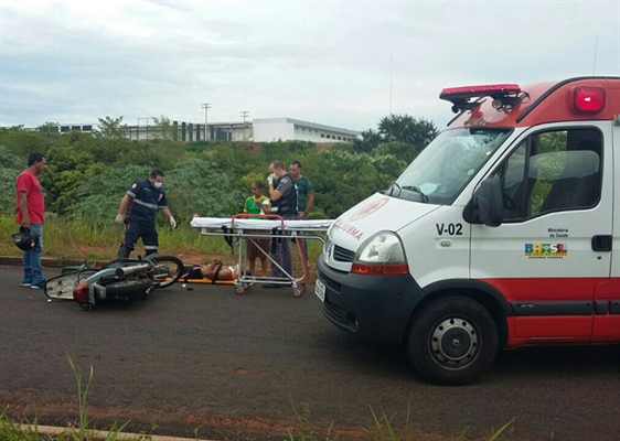 Motociclista e pedestre ficam feridos na Horácio
