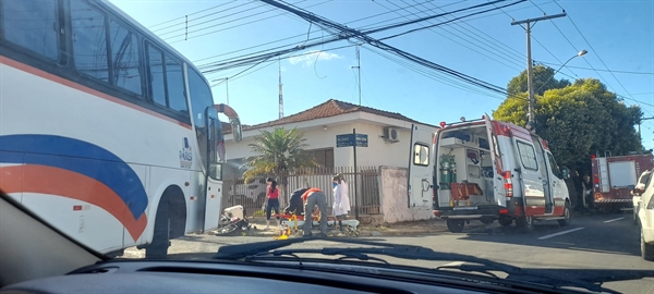 A vítima foi socorrida por uma unidade do Samu e levada para a Santa Casa (Foto: Fatos e Destaques)