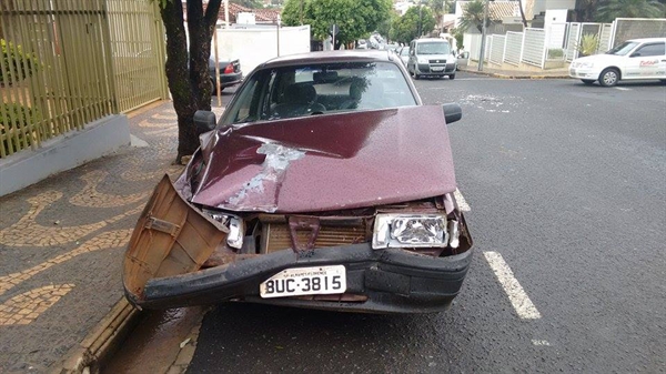 Carro da prefeitura de Álvares bate na região central