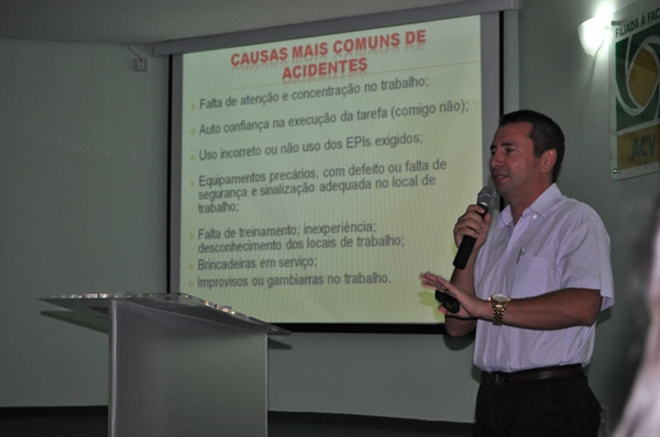 Técnico apresenta dados de Segurança do Trabalho em encontro mensal do Conseg 