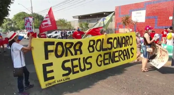 Com faixas e cartazes, o grupo se manifestou contra o aumento no preço dos alimentos, combustível, corrupção, violência, risco de queimadas, falta de emprego e vacinação contra a Covid-19 atrasada (Foto: Arquivo pessoal)