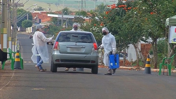 Barreira sanitária foi instalada na entrada de Gastão Vidigal — Foto: Reprodução/TV TEM