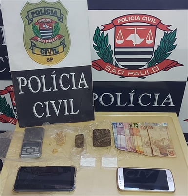 Agentes da Dise flagram ontem dois traficantes com crack, cocaína e maconha; ambos já são velhos conhecidos dos meios policiais   (Foto: Divulgação/Dise)