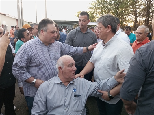 O governador Tarcísio de Freitas esteve ontem em Cardoso para a entrega de 47 casas populares ao lado do prefeito Tucura (Foto: A Cidade)