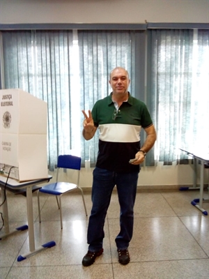 O votuporanguense Valdecir Toschi votou por volta das 13h na escola Faustino (Foto: Arquivo Pessoal)