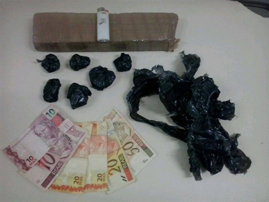 Rocam e Força Tática apreendem quase um quilo de maconha