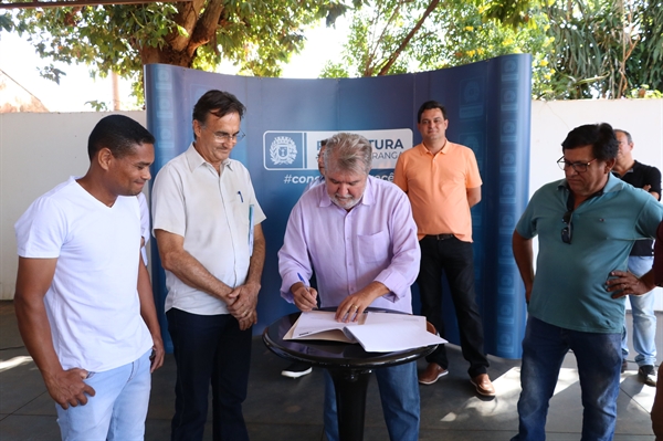 O prefeito Jorge Seba assinou durante o evento o contrato e a ordem de serviço para a construção da ETE na Vila Carvalho (Foto: A Cidade)