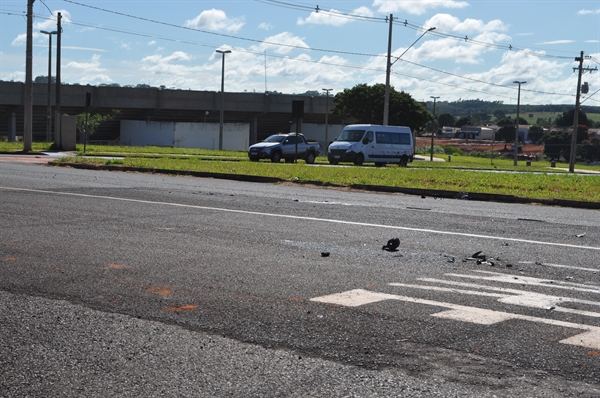 O motociclista Braz Andrade Rodrigues, de 35 anos, morreu no local em um acidente com um caminhão na avenida Mário Pozzobon (Foto: A Cidade)