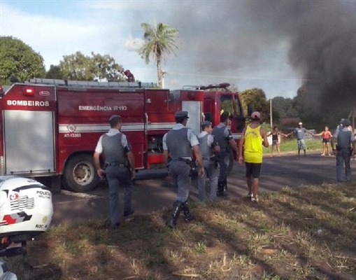 Moradores da Vila Carvalho voltam a interditar a rodovia