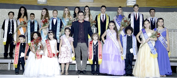 Os vencedores do ano passado passarão a faixa para os próximos candidatos do evento (Foto: Divulgação)