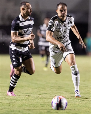 A Votuporanguense do lateral-direito Vinícius Baracioli tem dois jogos seguidos na Arena Plínio Marin  Foto: @bcruz_fotografias