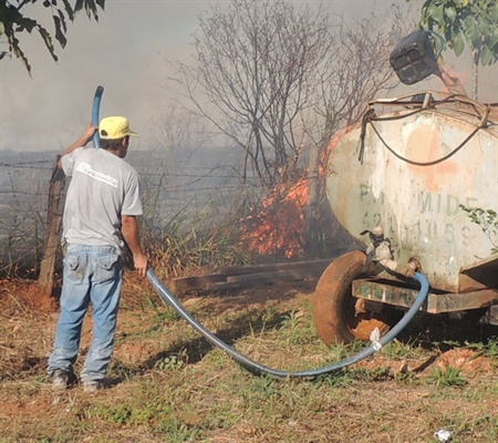 Fogo atinge matagal próximo às casas no bairro Portal das brisas