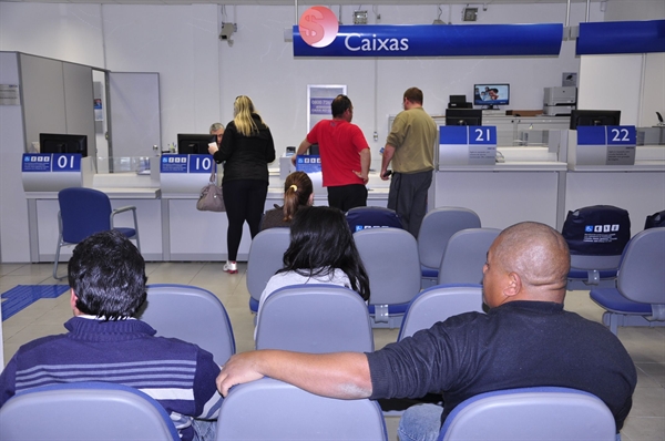 Vereador acusa bancos de desrespeitar lei municipal