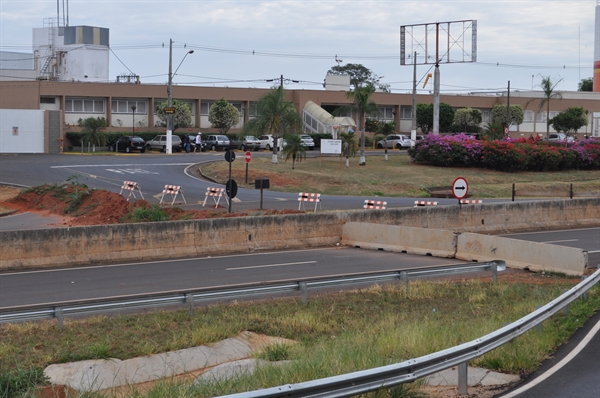A rodovia segue interditada e a expectativa do DER é que a ponte seja liberada neste mês (Foto: Gabriele Reginaldo/A Cidade)