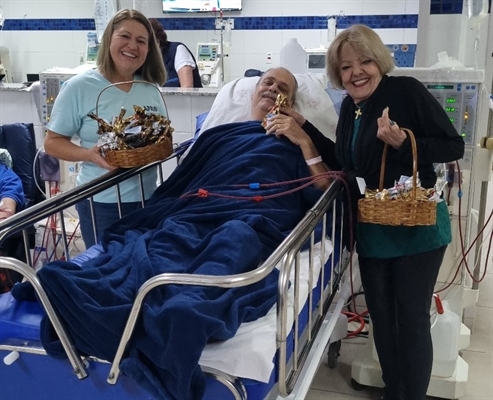 Ontem e hoje, a ação solidária trouxe um sorriso aos rostos dos pais que enfrentam a hemodiálise (Foto: Santa Casa de Votuporanga)