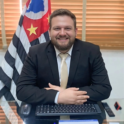 Em entrevista, o prefeito Marcel Dias Leite ressaltou a programação especial de aniversário da cidade, com destaque para a tradicional Festa do Peão. Crédito: Divulgação
