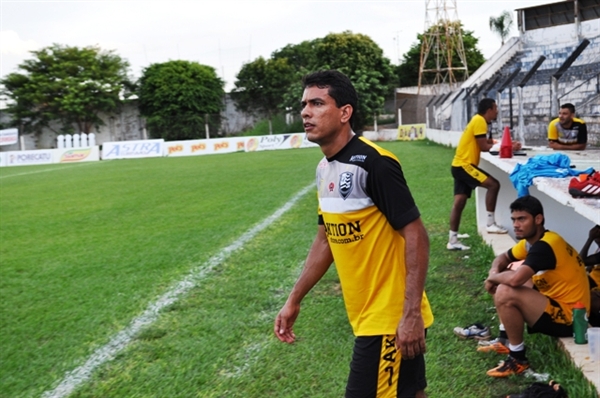 Técnico ainda tem dúvidas na lateral e no meio-campo