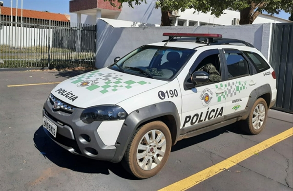 Os policiais ambientais de Votuporanga detiveram um homem que estava foragido da Justiça após agredir uma mulher  (Foto: PM Ambiental)