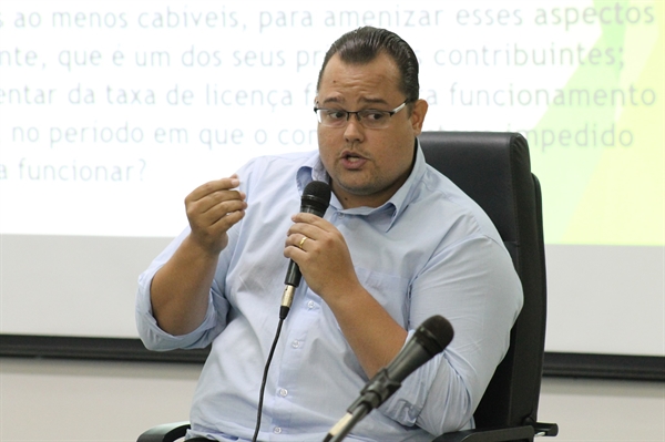 Na decisão, o magistrado determina que os acusados se abstenham das postagens sob pena de multa de R$ 5 mil