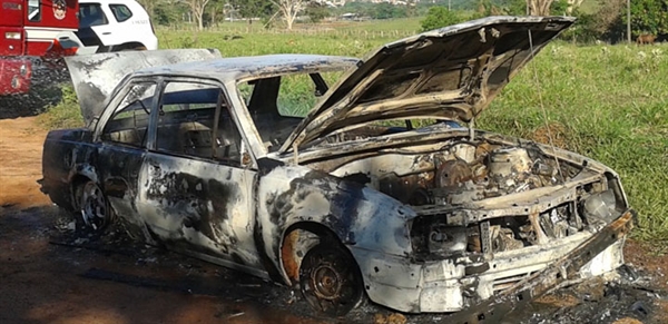 Carro carregado com cigarros pega fogo e é abandonado